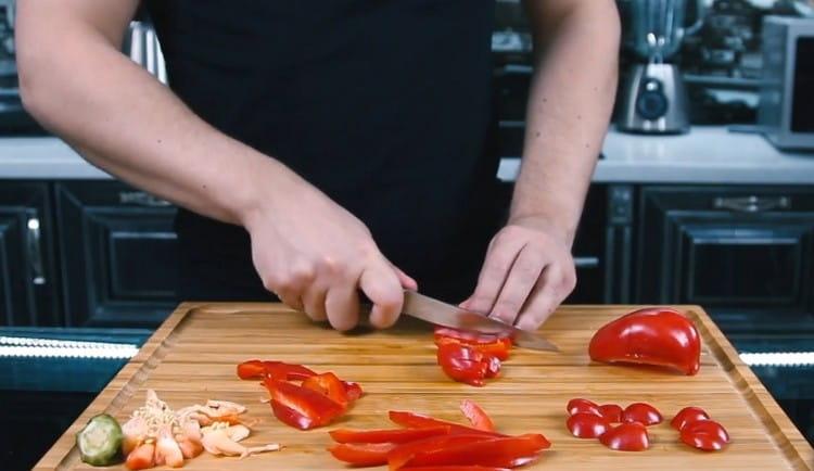 Cut thin long strips of sweet pepper.