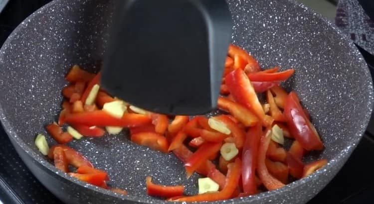 Fry garlic and pepper in a pan.