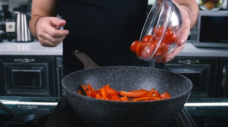 Ajoutez ensuite les tomates à la poêle.