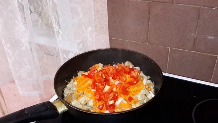 Ajouter les légumes hachés, les faire frire.