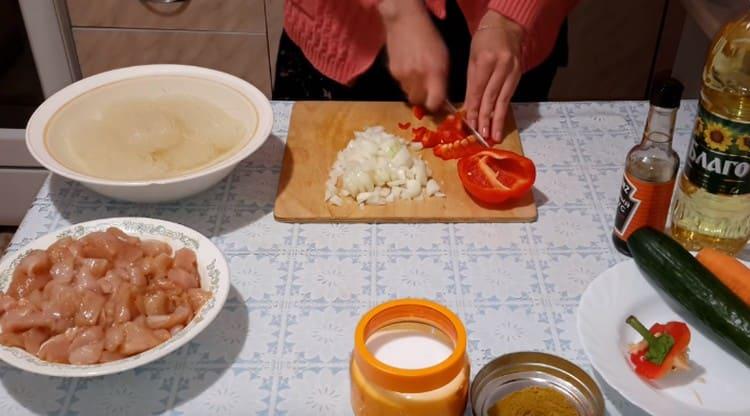 Couper le poivron en dés dans un petit cube.