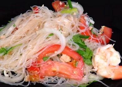 Salade de fruits de mer thaïlandaise épicée avec nouilles fungoza