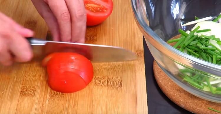 We cut the tomatoes into thin rings.