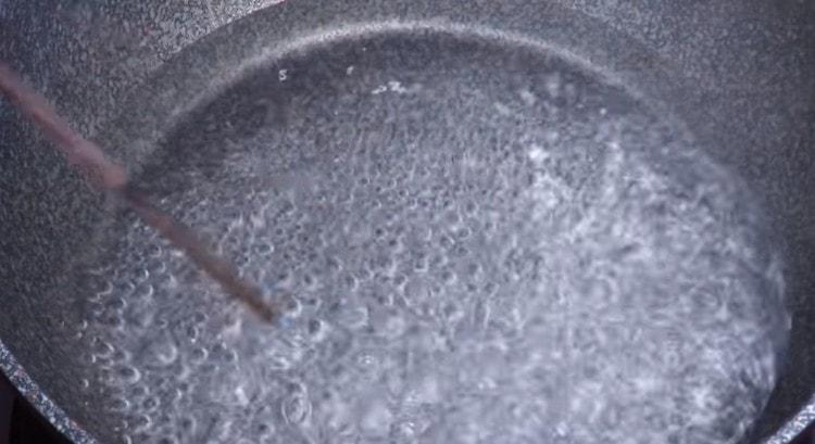 Dans une poêle ou une brochette, porter l'eau à ébullition.
