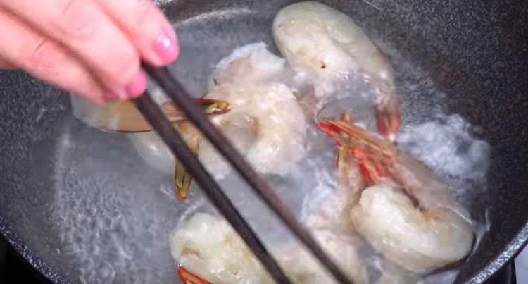 Répartir les crevettes dans de l'eau bouillante.
