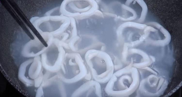 Maintenant, faites bouillir les anneaux de calmar dans de l'eau.