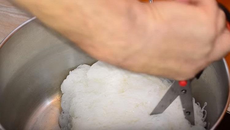 Après avoir lavé les nouilles de riz finies, coupez-les avec des ciseaux.