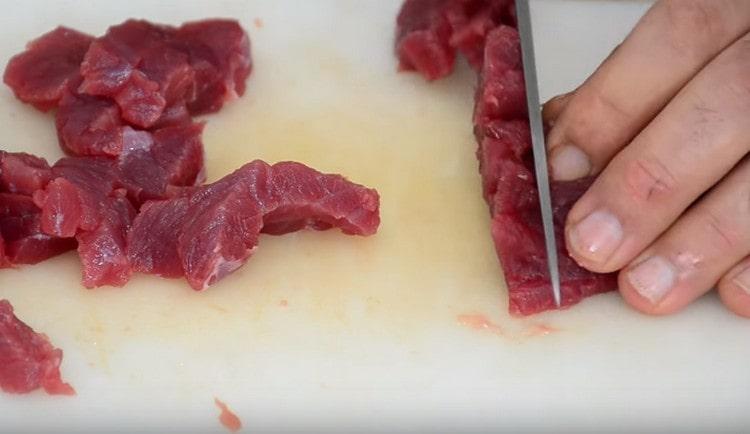 Cut the beef into thin strips.