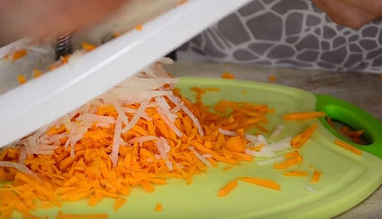 Ralle el rábano y las zanahorias en un rallador coreano.
