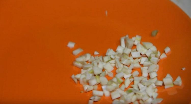 Grind the garlic and add it to the vegetables.