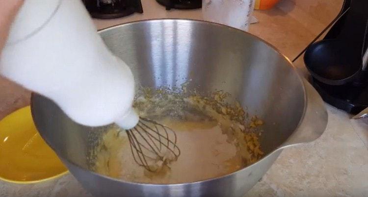Postepeno dodajte brašno u tijesto.