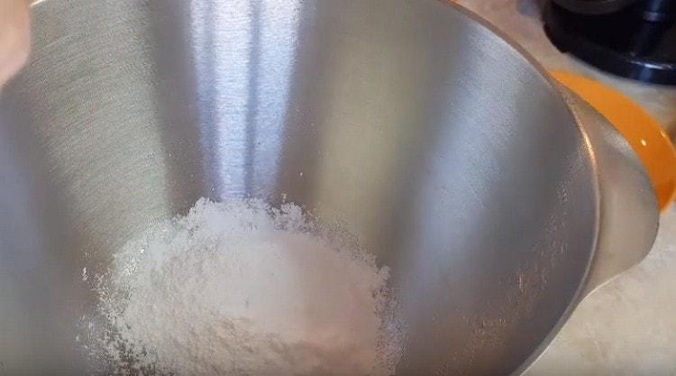 U posudu izlijte šećer u prahu.