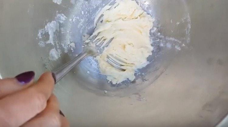 Broyer le beurre en poudre avec une fourchette jusqu'à ce que le mélange soit lisse.