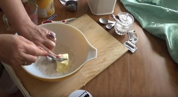 We spread the butter to the ingredients in a bowl.