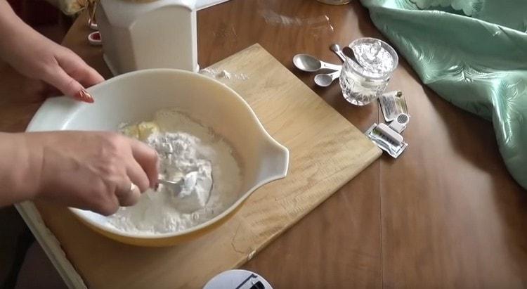 Agregue la harina en porciones y amase la masa.