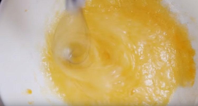 Pour préparer la pâte, battez les œufs avec du sucre.