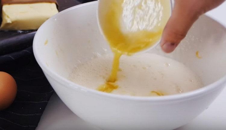 Ajoutez du lait et du beurre à la masse d’œufs.