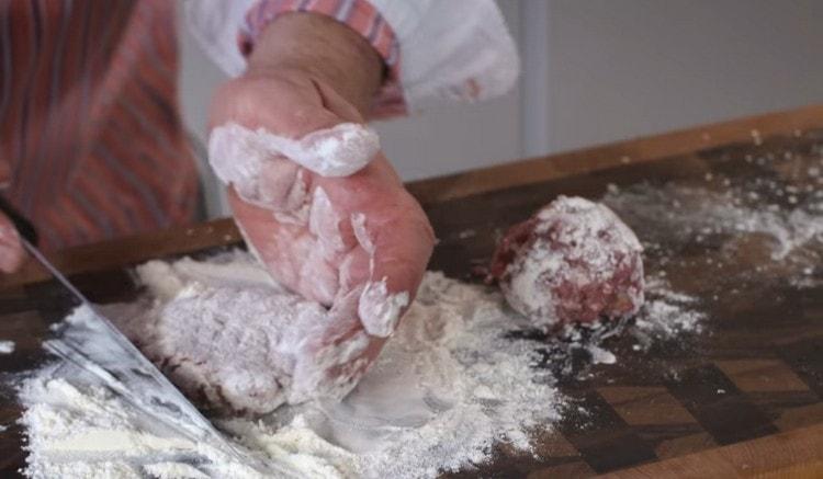 We form cutlets from minced meat, roll them in flour.