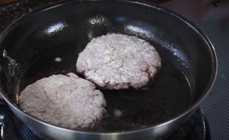Put the patties into the frying pan.