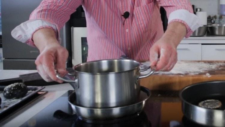 Nous recouvrons les galettes de parchemin et plaçons, par exemple, une casserole qui aidera à conserver la forme des produits.