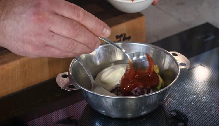 U zdjeli pomiješajte krastavce, luk, majonezu, senf i kečap.