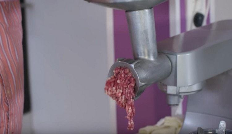 We pass the meat through a meat grinder.