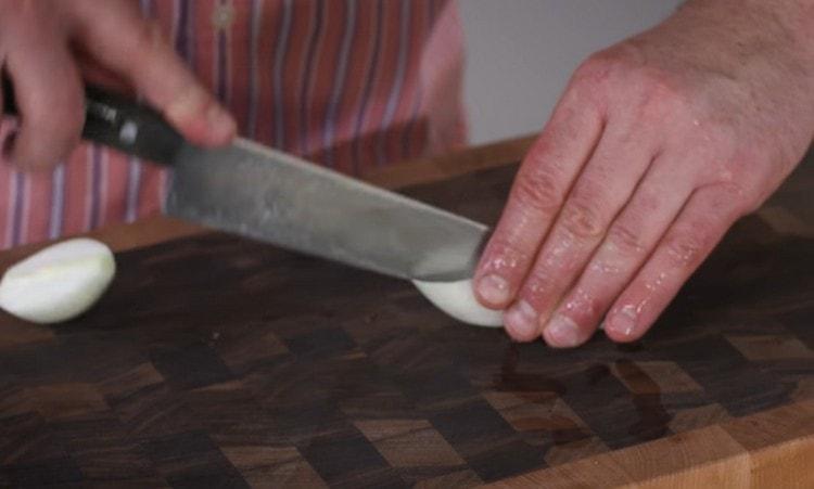 Nous nettoyons les oignons et sautons avec la viande dans un hachoir à viande.