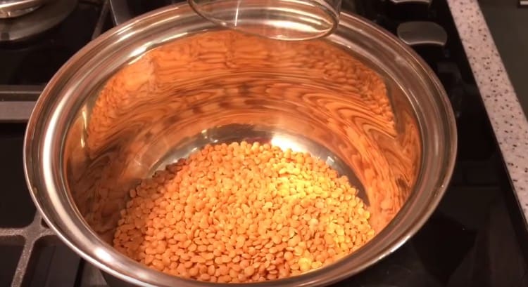 Pour the washed lentils into a saucepan.