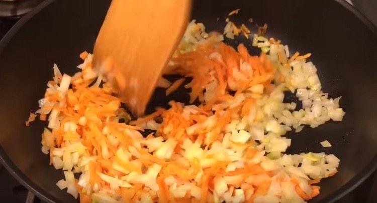 Faites frire l'oignon avec les carottes dans une casserole jusqu'à tendreté.
