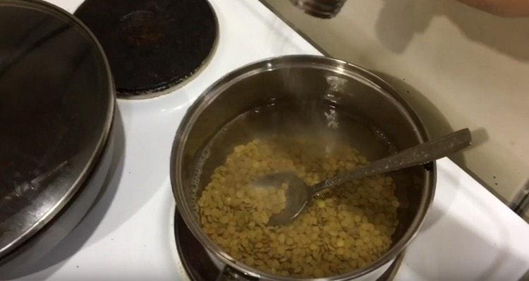 We put the washed lentils into the pan and add water.