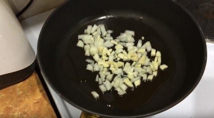 En una sartén, freír la cebolla y el ajo.