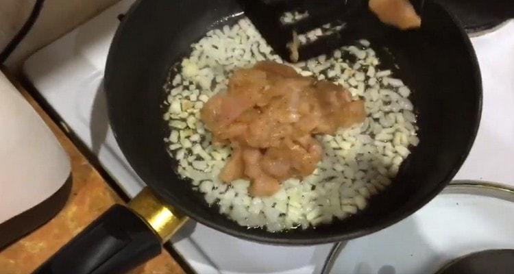 Nous répandons le poulet dans une casserole pour l'oignon, frire.