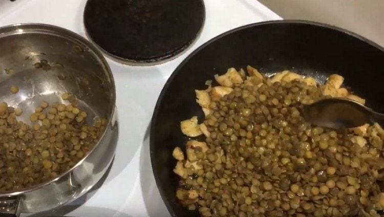 We transfer the boiled lentils to the pan to the chicken with onions.