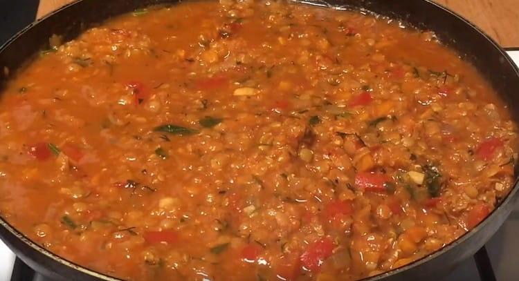 De délicieuses lentilles avec des légumes prêts.