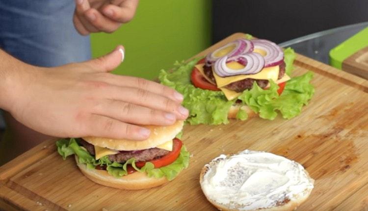 Ovaj će vam recept pomoći da napravite savršen domaći cheeseburger.