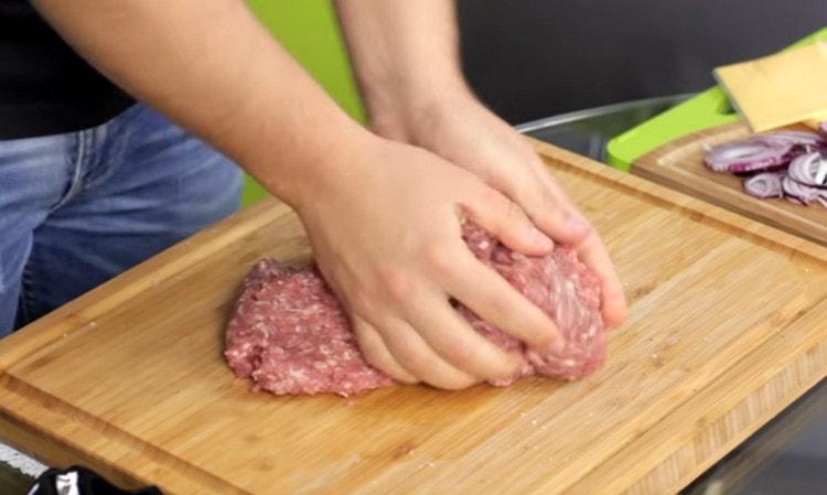 Mélangez bien la viande hachée.