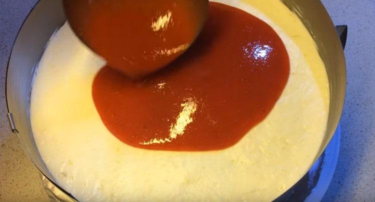 Nježno ulijte cheesecake u masu od jagoda i stavite u hladnjak.