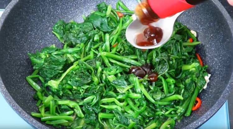 Put the spinach in the pan, add the oyster sauce.
