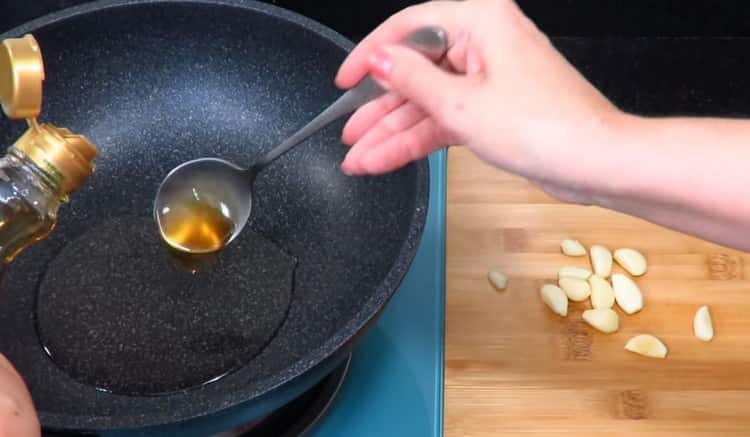 we pour vegetable oil into the pan.