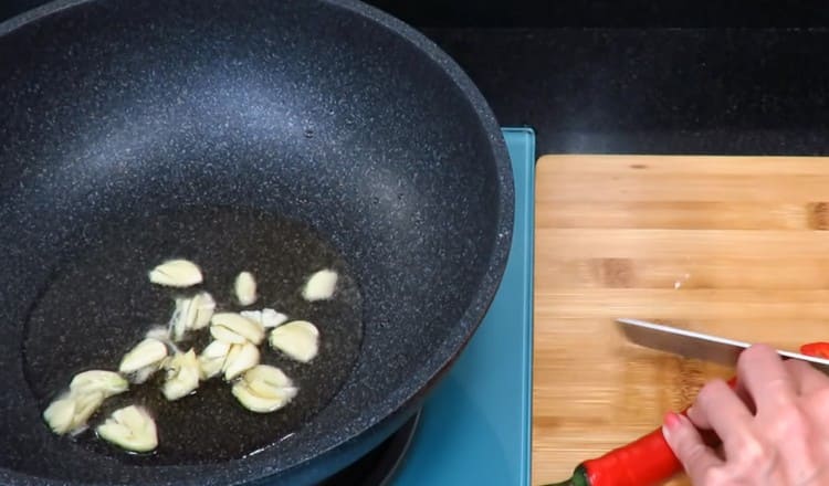 Spread chopped garlic in a pan.