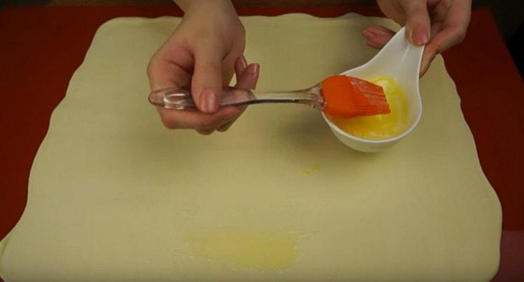 Podmažite tijesto rastopljenim maslacem.