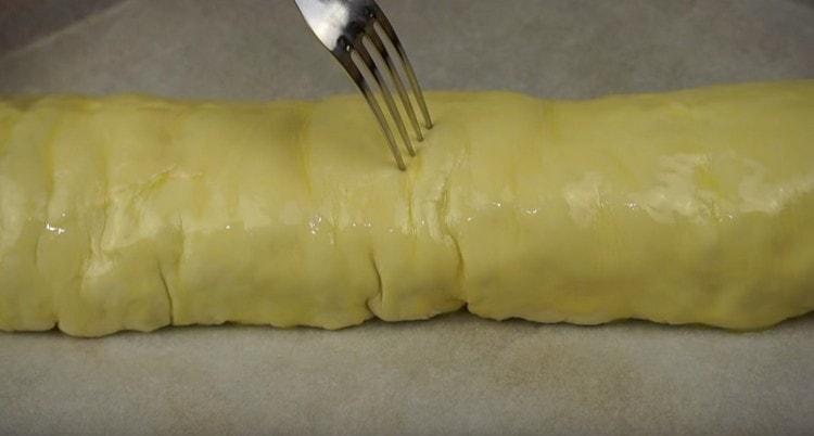 We pierce the strudel with a fork.