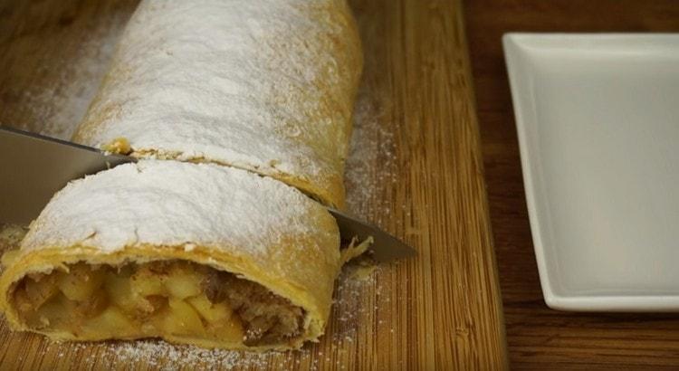 Kapag naghahain ng strudel na may mga mansanas mula sa puff pastry, maaari mong iwiwisik ng pulbos na asukal.