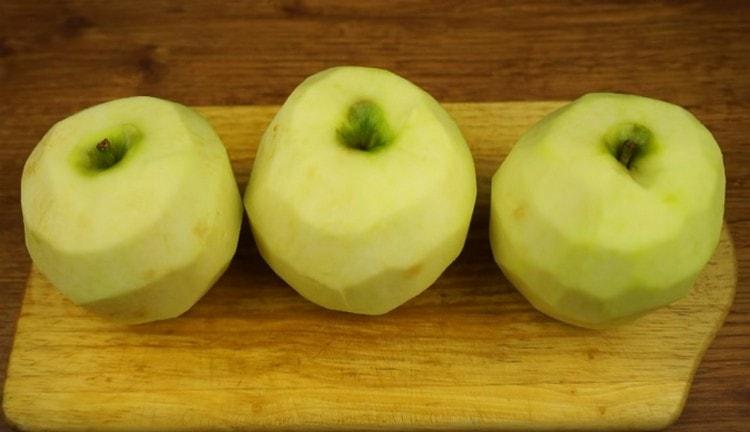 Lavez et épluchez les pommes.