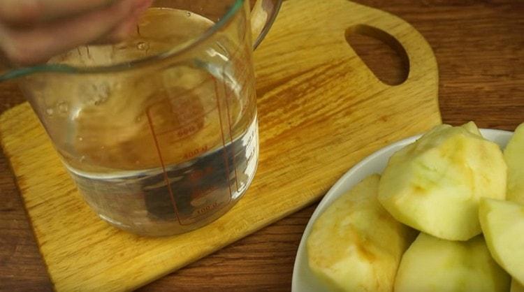 Presser le jus d'un demi citron dans l'eau.