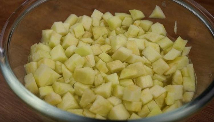 Comemos manzanas en trozos pequeños y contagiamos con un limón.