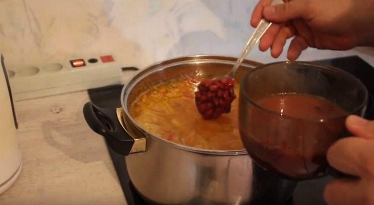 Ensuite, mettez les pommes de terre et les haricots dans la soupe au chou.