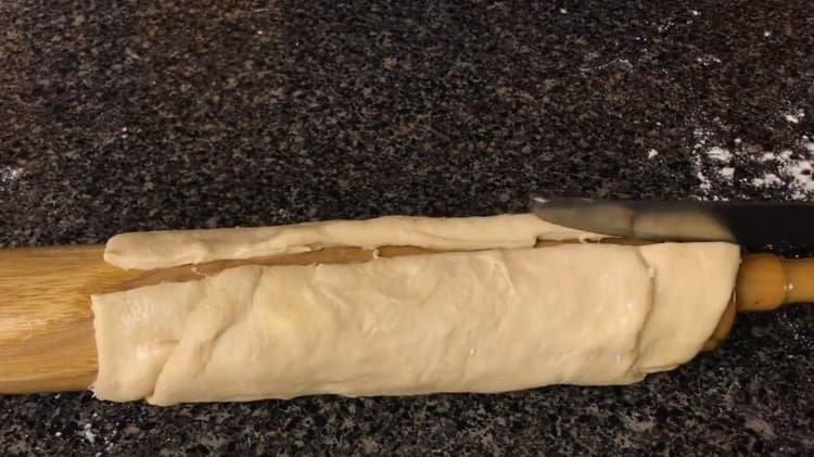 Couper la pâte sur un rouleau à pâtisserie.