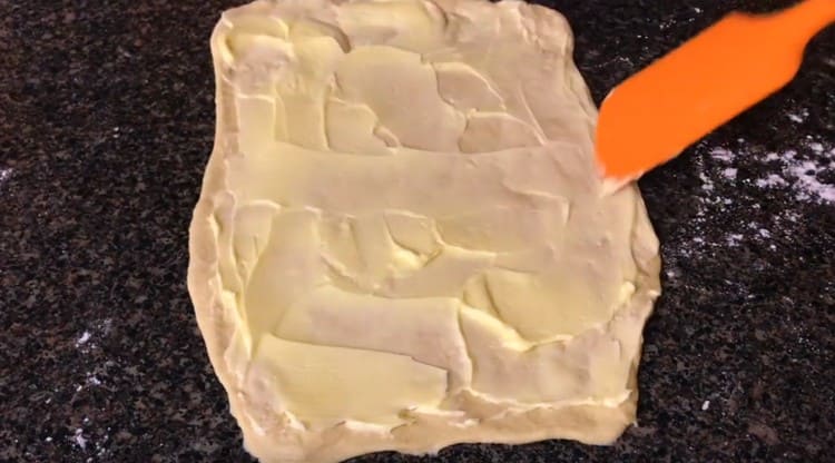 Lubrifiez la couche de pâte obtenue avec du beurre ramolli.
