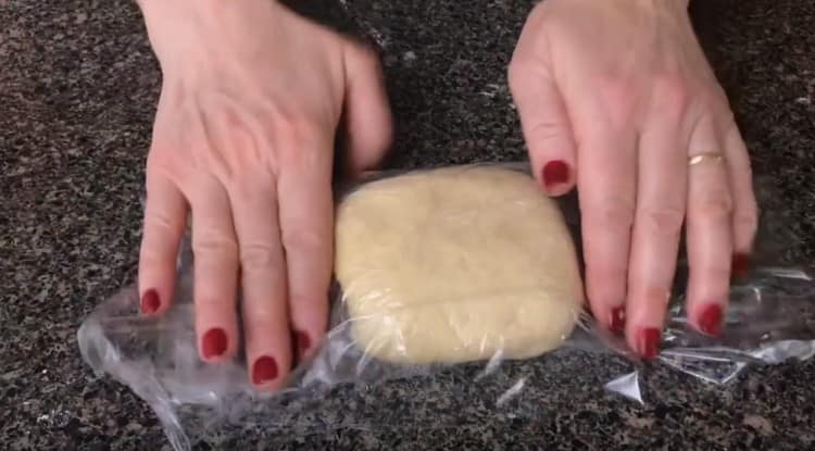 We wrap the dough in cling film and send it to the refrigerator.